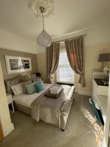 a bedroom with a large bed and a window at Luxury Accomodation close to city centre in Plymouth