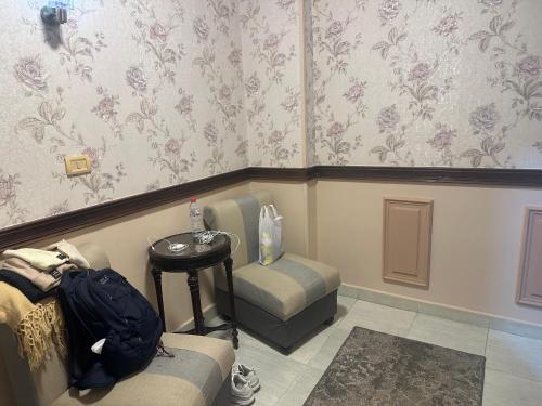 een wachtkamer met 2 stoelen en een tafel bij Smouha Pardise in Alexandrië