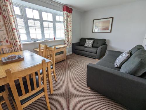 Гостиная зона в 35 Gower Holiday Village with Seasonal Pool
