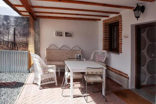 d'une terrasse avec une table et des chaises blanches. dans l'établissement Mi Casita Olmedo, à Olmedo