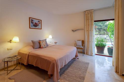 Posteľ alebo postele v izbe v ubytovaní Zen Villa Anfi Tauro Golf with private heated pool