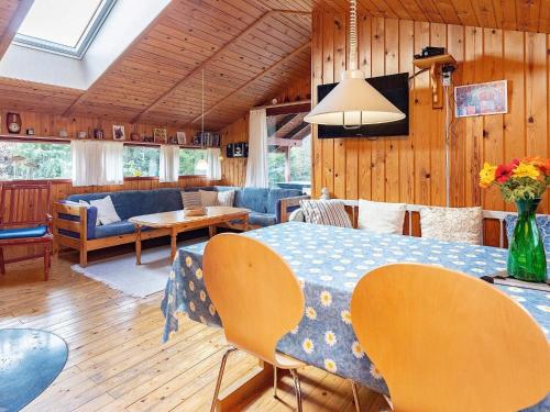 comedor y sala de estar con mesa y sillas en 6 person holiday home in Gedser, en Gedser