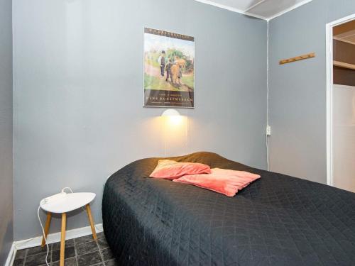 Dormitorio con cama y póster en la pared en 5 person holiday home in Skærbæk, en Skærbæk