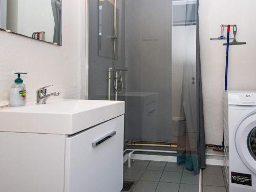 y baño con lavabo y ducha. en 5 person holiday home in Skærbæk, en Skærbæk