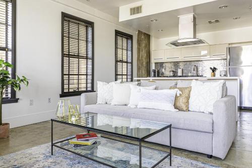 sala de estar con sofá y mesa de cristal en Urban Loft Apartment en Los Ángeles