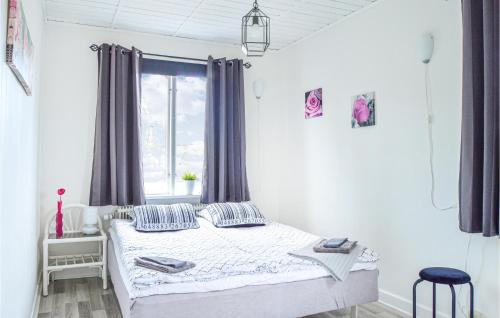 1 dormitorio con cama y ventana en Stunning Apartment In Hlleforsns With Wifi And 2 Bedrooms, en Hälleforsnäs