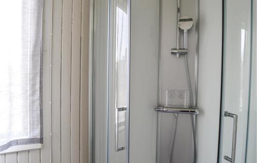 baño con ducha, espejo y ventana en Stunning Apartment In Hlleforsns With Wifi And 2 Bedrooms, en Hälleforsnäs