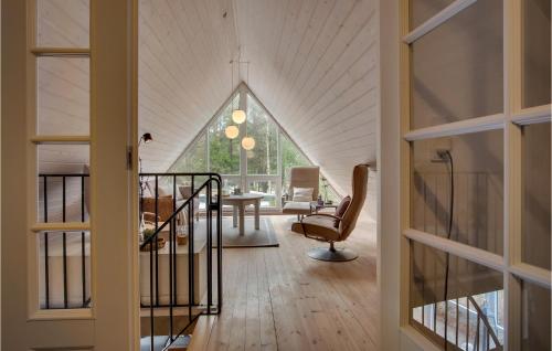 um quarto com uma escada com uma mesa e uma janela em 4 Bedroom Lovely Home In Blvand em Blåvand