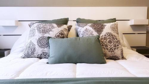 - un lit blanc avec des oreillers au-dessus dans l'établissement Bilbao Matiko Tranquility near the Old town, à Bilbao