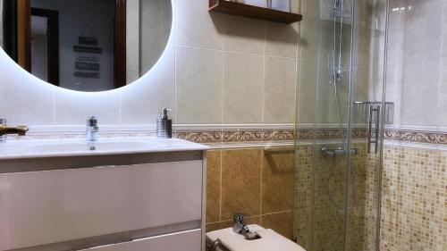 une salle de bain avec un lavabo, une douche et des toilettes dans l'établissement Bilbao Matiko Tranquility near the Old town, à Bilbao