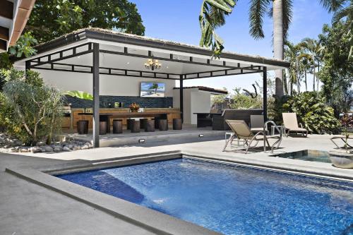 Bazén v ubytování Playa Potrero - beachfront Villa, big private pool - Casa Bella Catalina nebo v jeho okolí