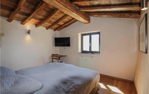 1 dormitorio con 1 cama, TV y ventana en Nice Home In Eyzahut With House A Panoramic View, en Eyzahut