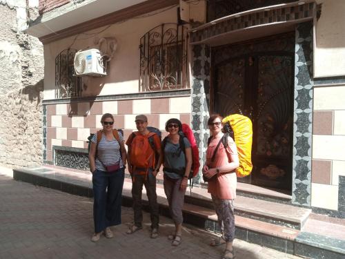 un gruppo di persone che si trovano di fronte a un edificio di City Center Guest house and Hostel a Aswan