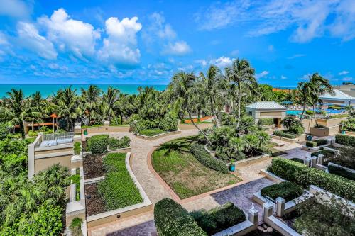 eine Aussicht auf die Gärten des Resorts in der Unterkunft Marco Beach Ocean Resort 801 in Marco Island