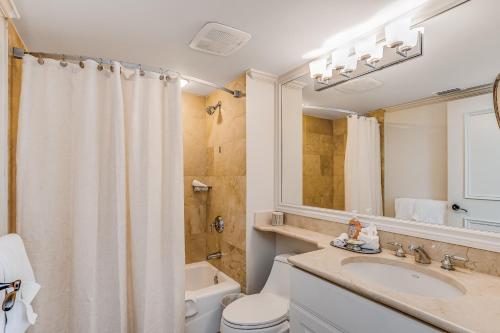 y baño con lavabo, aseo y ducha. en Marco Beach Ocean Resort 614, en Marco Island