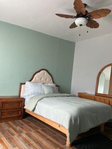 um quarto com uma cama e uma ventoinha de tecto em Large 4 bedroom home with gated parking em Puerto Peñasco