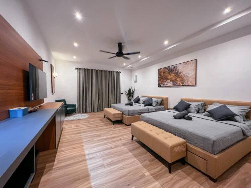 sypialnia z 2 łóżkami i salon w obiekcie The Luxury Villa -Private Pool- w mieście Pantai Cenang