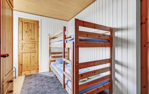 1 dormitorio con 2 literas en una habitación en Beach Front Home In Rm With Wifi, en Sønderby