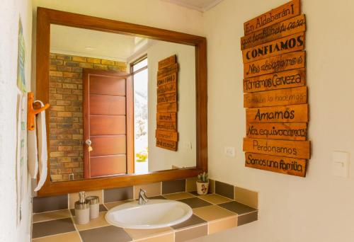 La salle de bains est pourvue d'un lavabo et d'un miroir. dans l'établissement Aldebarán Farming & Glamping, à Duitama