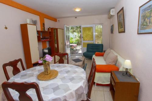 Apartments with parking space Makarska - 20626