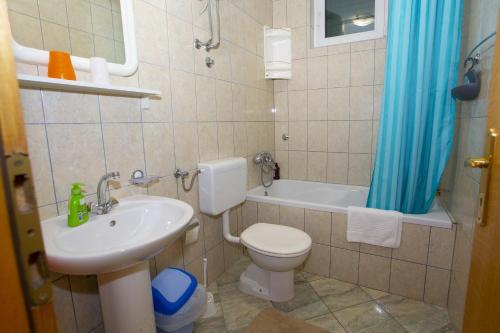 Apartments with parking space Makarska - 20626