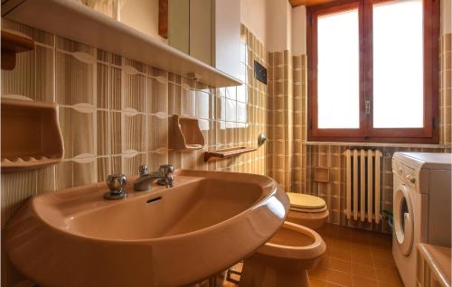 蒙泰保內的住宿－Beautiful Apartment In Montepaone With 3 Bedrooms，一间带水槽和卫生间的浴室