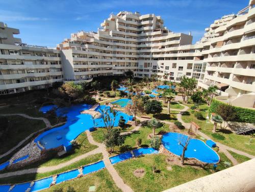 widok z powietrza na ośrodek z niebieskimi basenami w obiekcie Benal Beach deluxe apartment with panoramic sea views w mieście Benalmádena