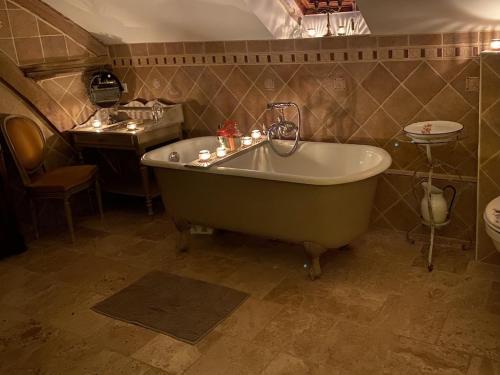 ein großes Bad mit einer Badewanne und einem Waschbecken in der Unterkunft Gite La famille est dans les blés in Brinay