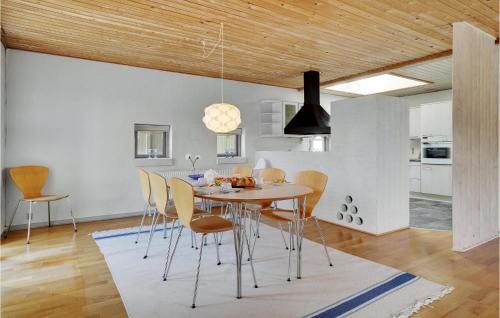 Η κουζίνα ή μικρή κουζίνα στο Awesome Home In Faaborg With Wifi