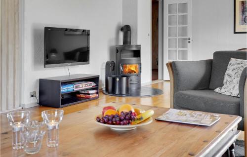 Μια τηλεόραση ή/και κέντρο ψυχαγωγίας στο Awesome Home In Faaborg With Wifi