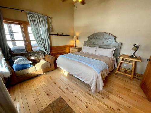 - une chambre avec un grand lit et une couverture bleue dans l'établissement EML 7 Cloven-Hoofed, à Paonia