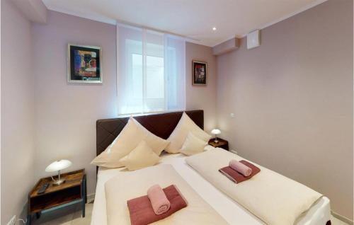 1 dormitorio con 1 cama grande y 2 almohadas en Nice Apartment In Burgen With House Sea View, en Burgen