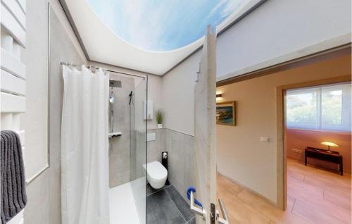 y baño con ducha y aseo. en Nice Apartment In Burgen With House Sea View, en Burgen