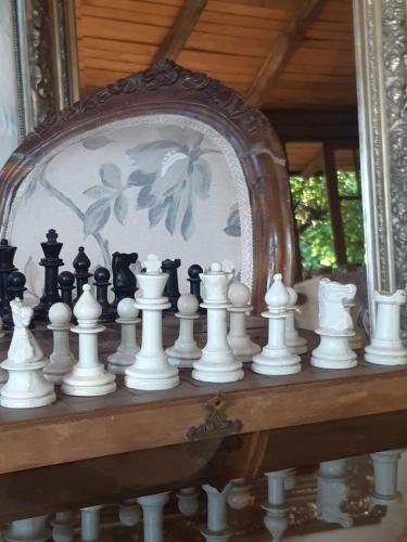 a chess set on top of a wooden table at Cabañas Puente Negro in Puente Negro
