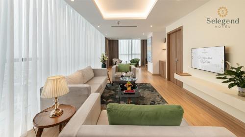 Thái Bình的住宿－Selegend Hotel Thái Bình，客厅配有沙发和桌子