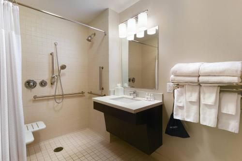 y baño con lavabo y ducha. en TownePlace Suites by Marriott Slidell, en Slidell