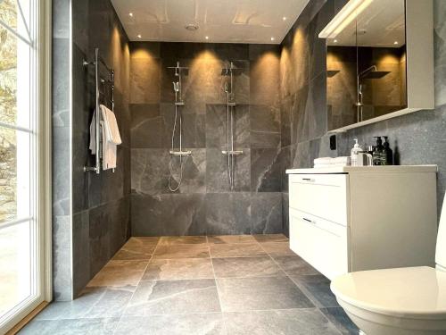 y baño con ducha y aseo. en Holiday home UDDEVALLA XXII, en Sundsandvik