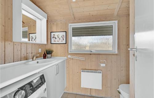 Et badeværelse på Nice Home In Sklskr With House Sea View