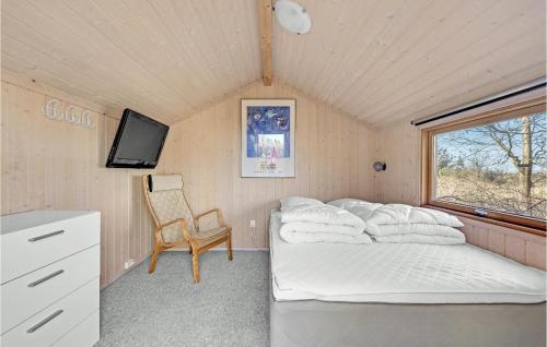 ein Schlafzimmer mit einem Bett und einem Stuhl in einem Zimmer in der Unterkunft Nice Home In Sklskr With House Sea View in Skælskør