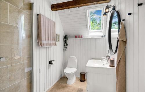 A bathroom at 3 Bedroom Gorgeous Home In Skjern