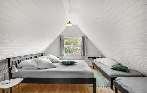 En eller flere senge i et værelse på 3 Bedroom Gorgeous Home In Skjern