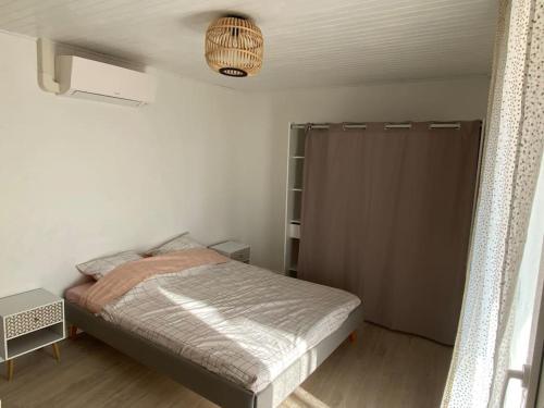 a small bedroom with a bed and a closet at Maison de village -Luberon - Villelaure in Villelaure