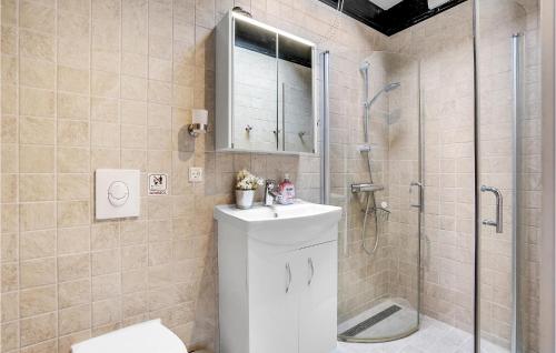 y baño con ducha, aseo y lavamanos. en Beautiful Home In Hejls With Wifi, en Hejls