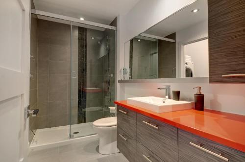 魁北克市的住宿－萊斯沙勒瓦號公寓- 760514，浴室配有卫生间、盥洗盆和淋浴。