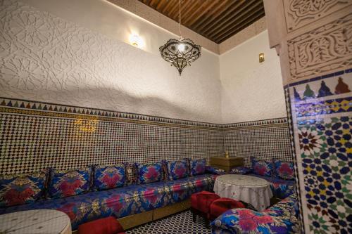 Ein Sitzbereich in der Unterkunft Riad Anis Fes