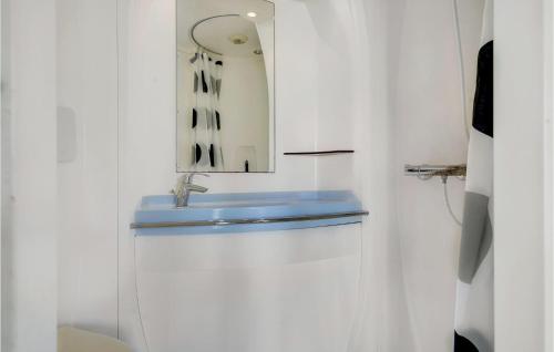 W łazience znajduje się toaleta z umywalką i lustrem. w obiekcie 2 Bedroom Nice Home In Humble w mieście Humble