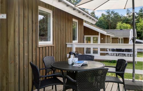 a patio with a table and chairs and an umbrella at 2 Bedroom Gorgeous Home In Humble in Humble