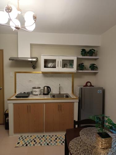 Dapur atau dapur kecil di R&R Cozy 2BR Marina Dumaguete