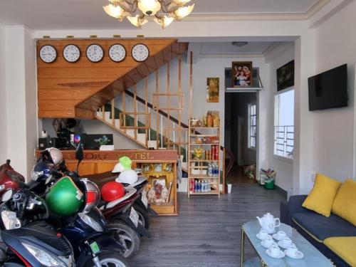 una sala de estar con un montón de motos estacionadas en ella en Glory Gia Huy Hotel, en Da Lat