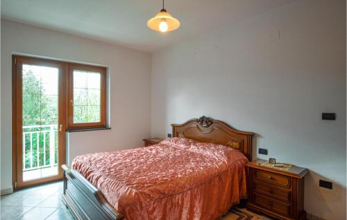 1 dormitorio con cama y ventana en 2 Bedroom Awesome Home In Chiaravalle, 